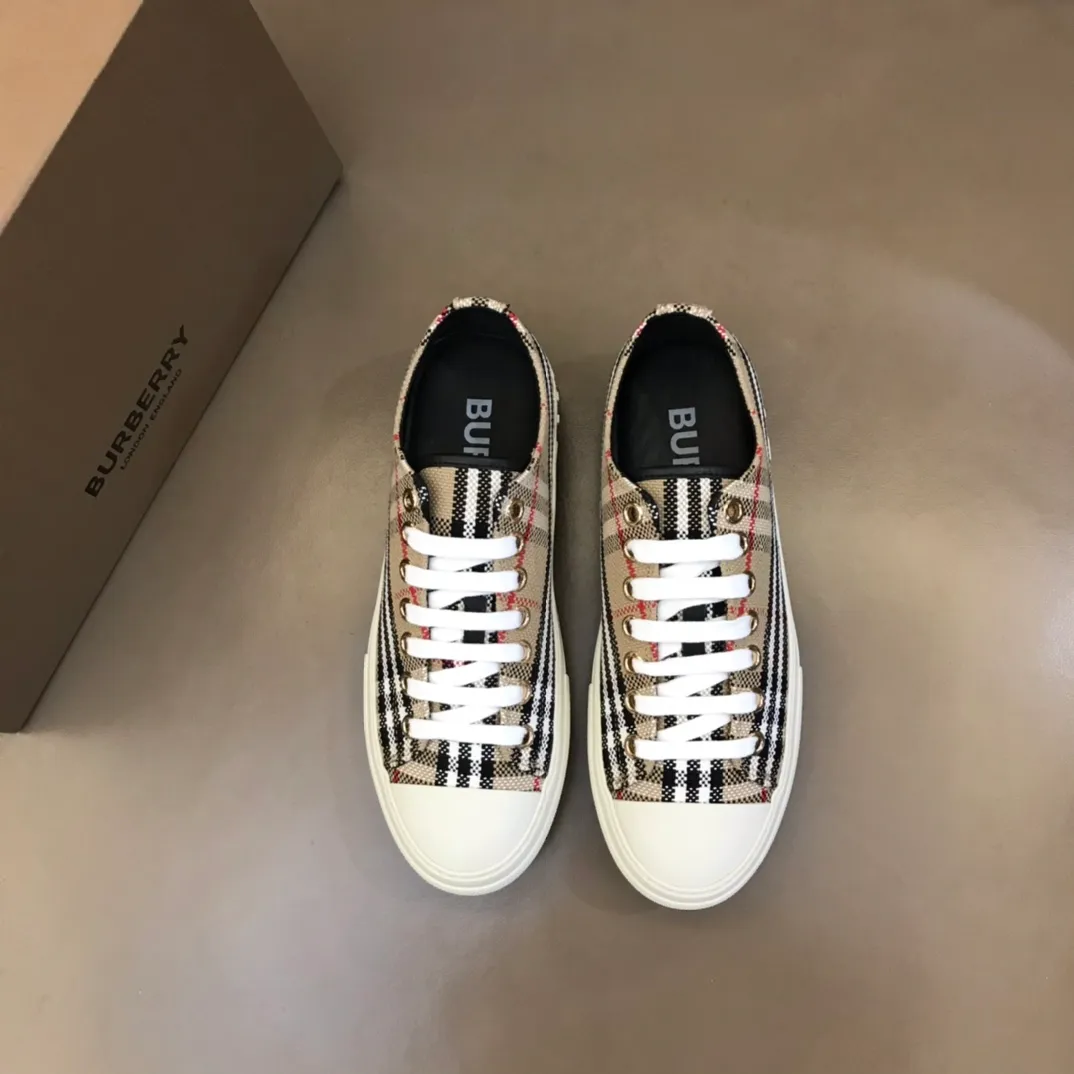 p400 "BURBERR*" men's classic low-top sneakers are reinterpreted in Vintage checked cotton material and decorated with a new brand logo. First-layer cowhide lining, embossed Burberry logo on the heel, and original TPU outsole! Size: 38-44 No. 068